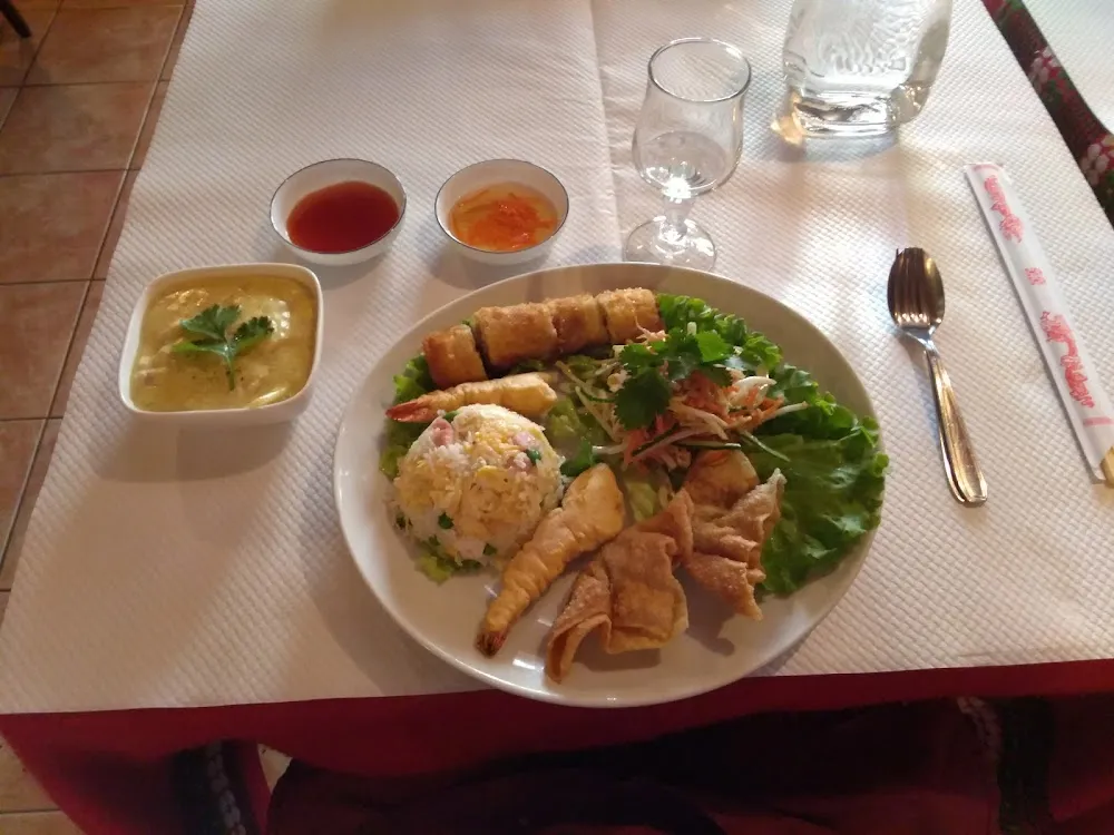 Assiette Du Chef Composée d'un Assortiment d'entrées Et d'un Poulet Au Curry